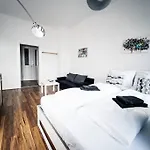 • Central 3 Bedroom Apt. Close To The Arena And Stadium *Up To 8 People*