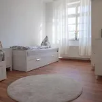 Grosse Zwei Zimmer Wohnung Mit Balkon