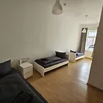 Sehr Grosse Unterkunft Mit 6 Schlafzimmern, Kueche, Bad Und Grossem Wohnzimmer Im Herzen Von Leipzig