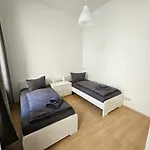 Sehr Grosse Unterkunft Mit 6 Schlafzimmern, Kueche, Bad Und Grossem Wohnzimmer Im Herzen Von Leipzig