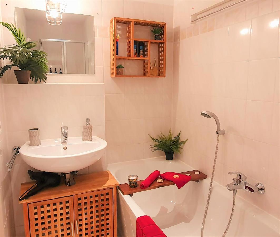 Appartement Stilvolles Mit 2 Schlafzimmern & Balkon - Nahe Flughafen, Porsche Und Messe *