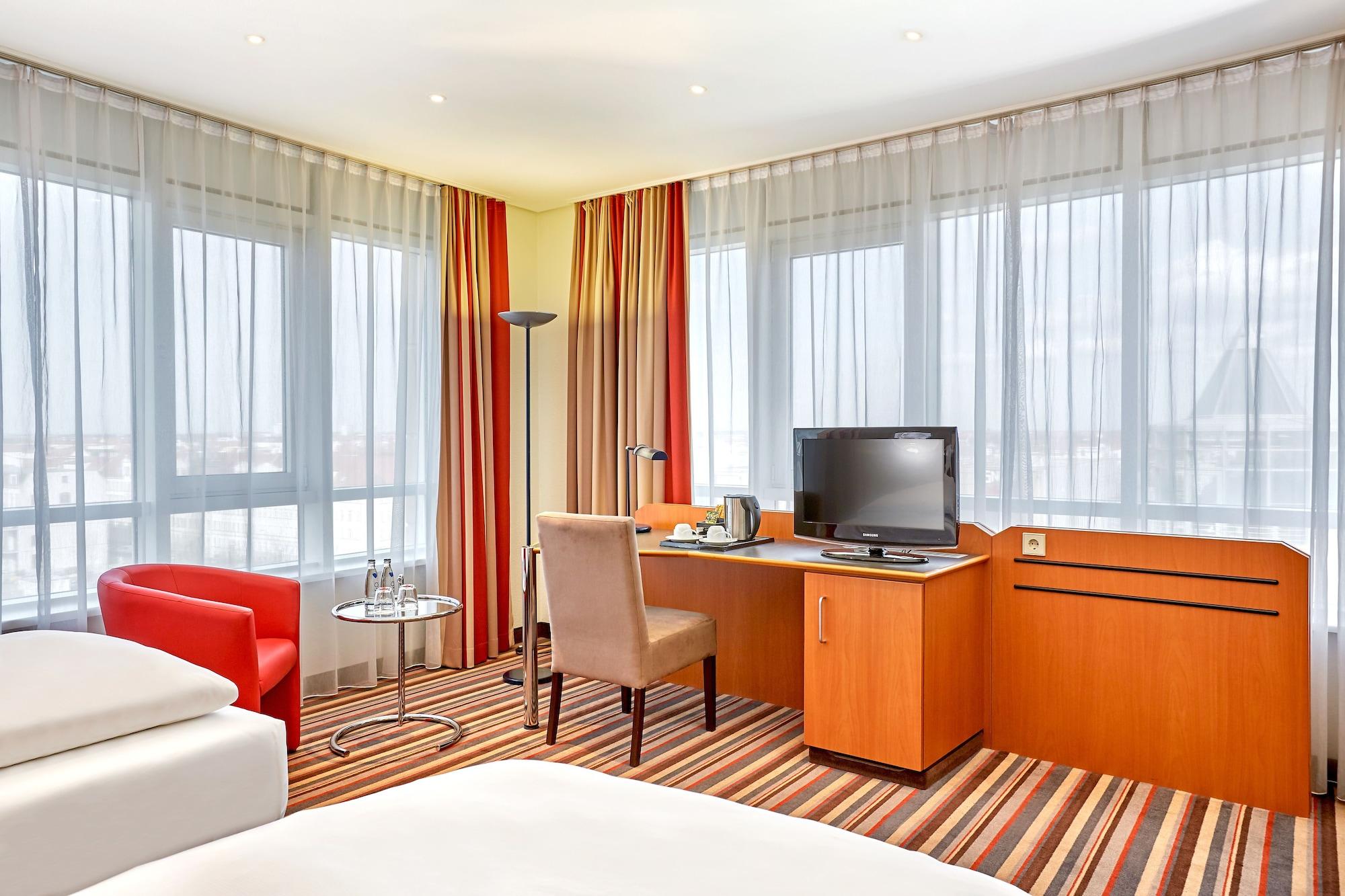 Hotel H+