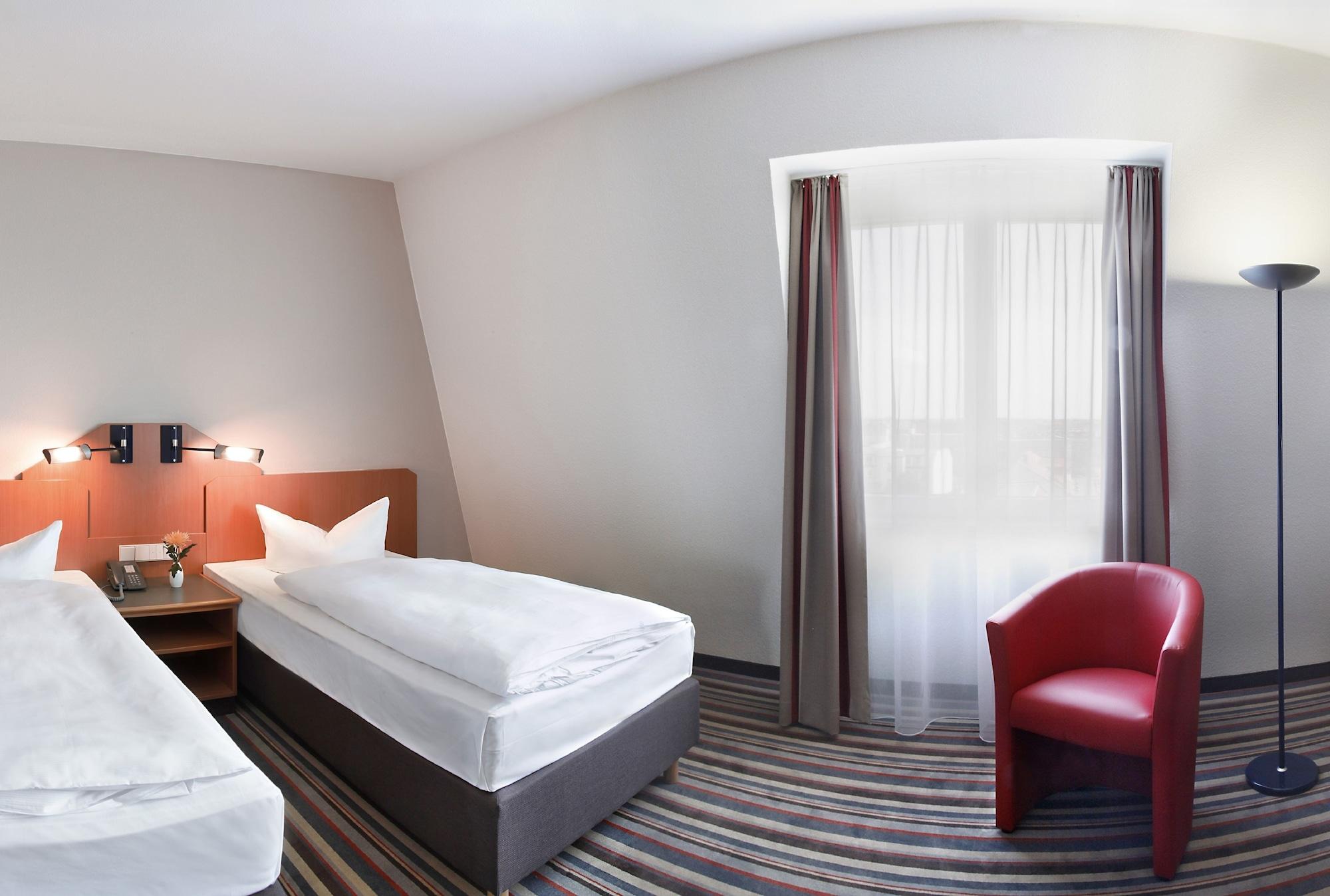 Hotel H+