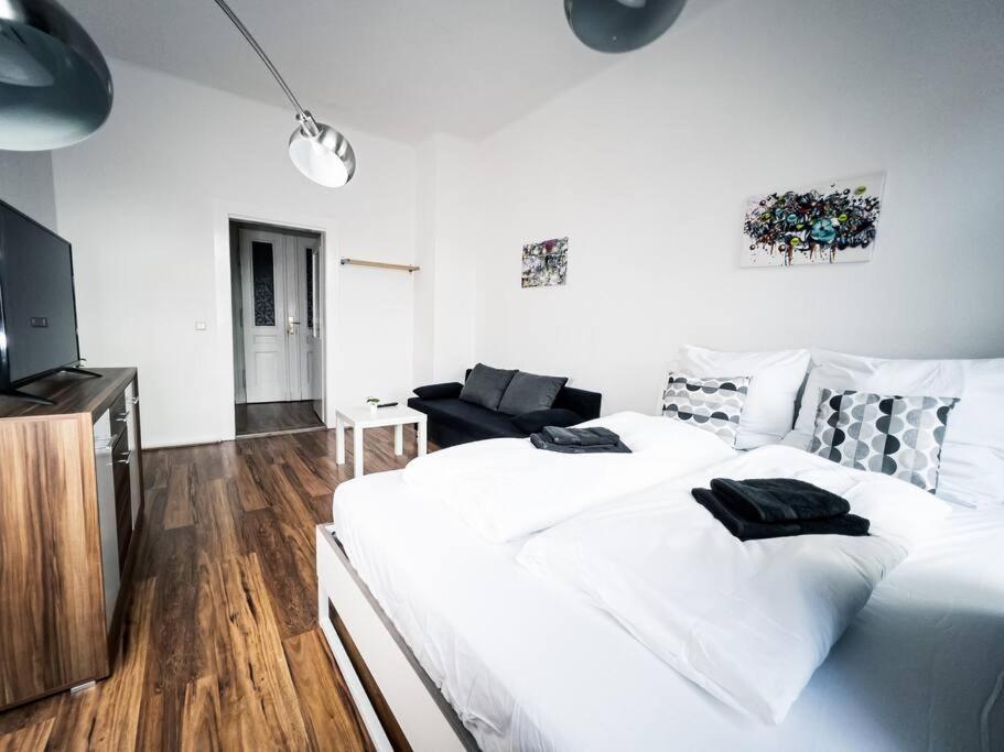 • 3 Bedroom Apt. Close To The Arena And Stadium *up To 8 People*