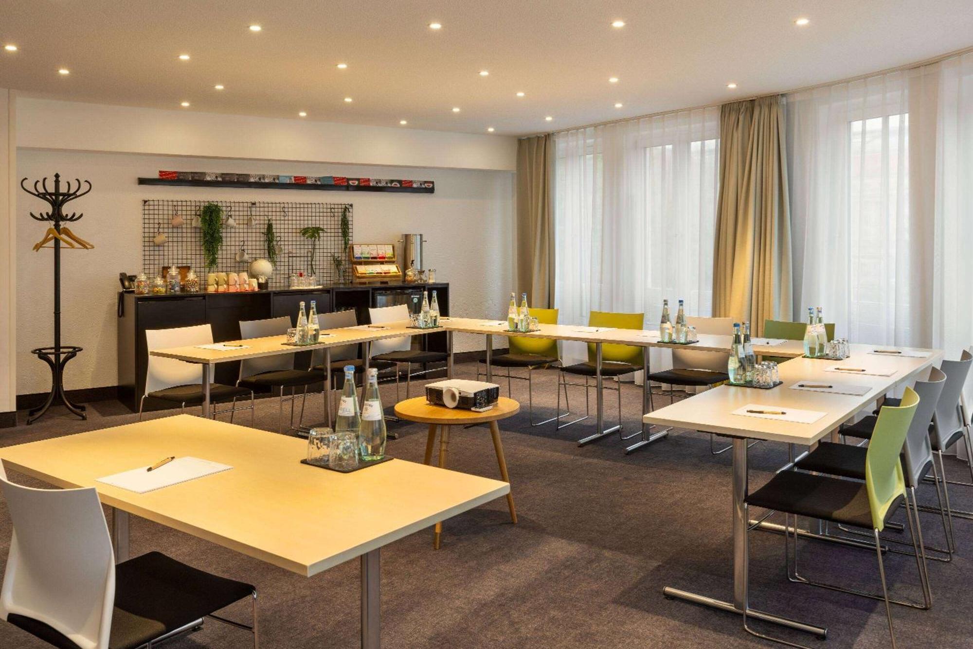 Vienna House Easy Hotel 4*