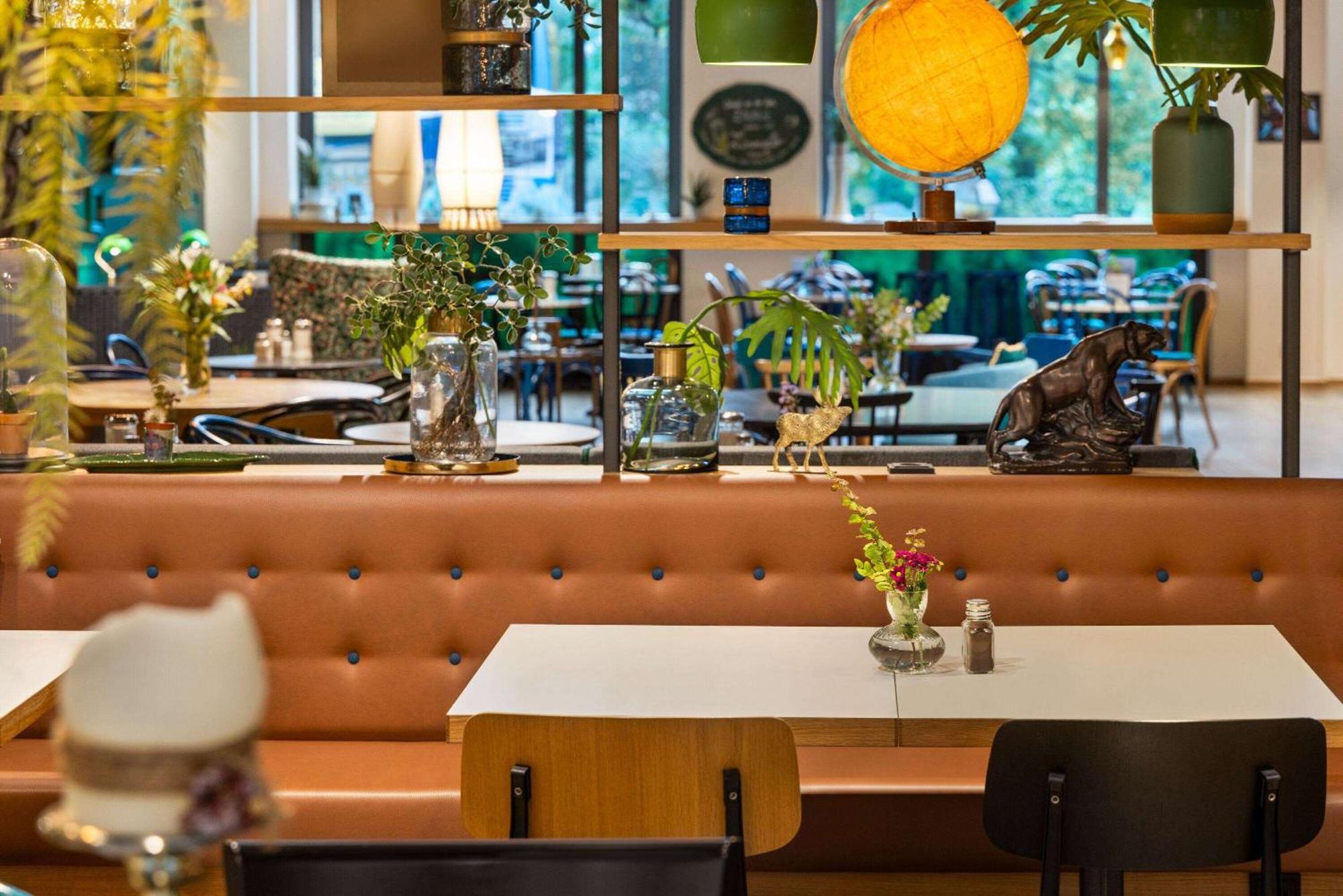 Vienna House Easy Hotel 4*