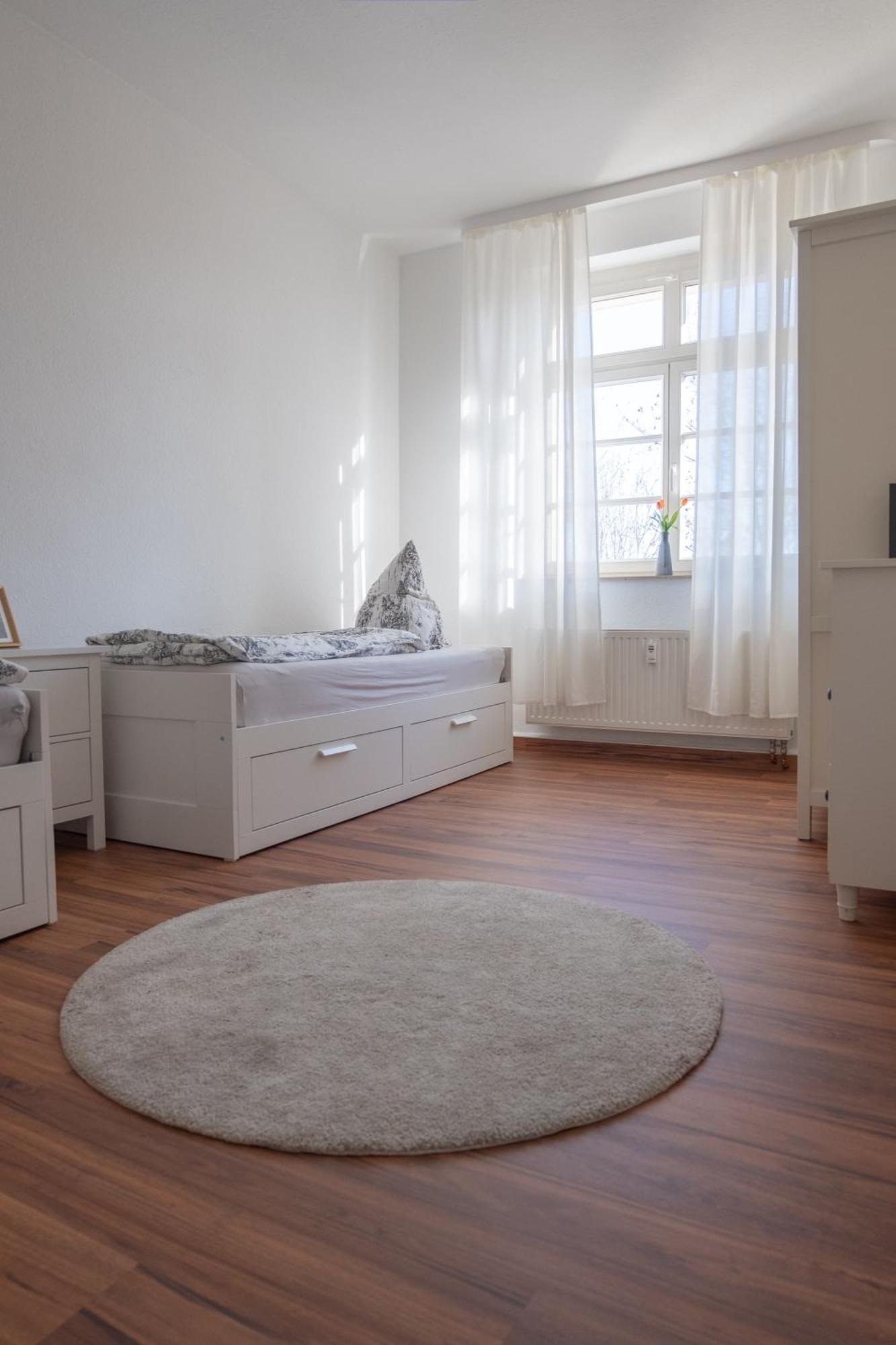Grosse Zwei Zimmer Mit Balkon