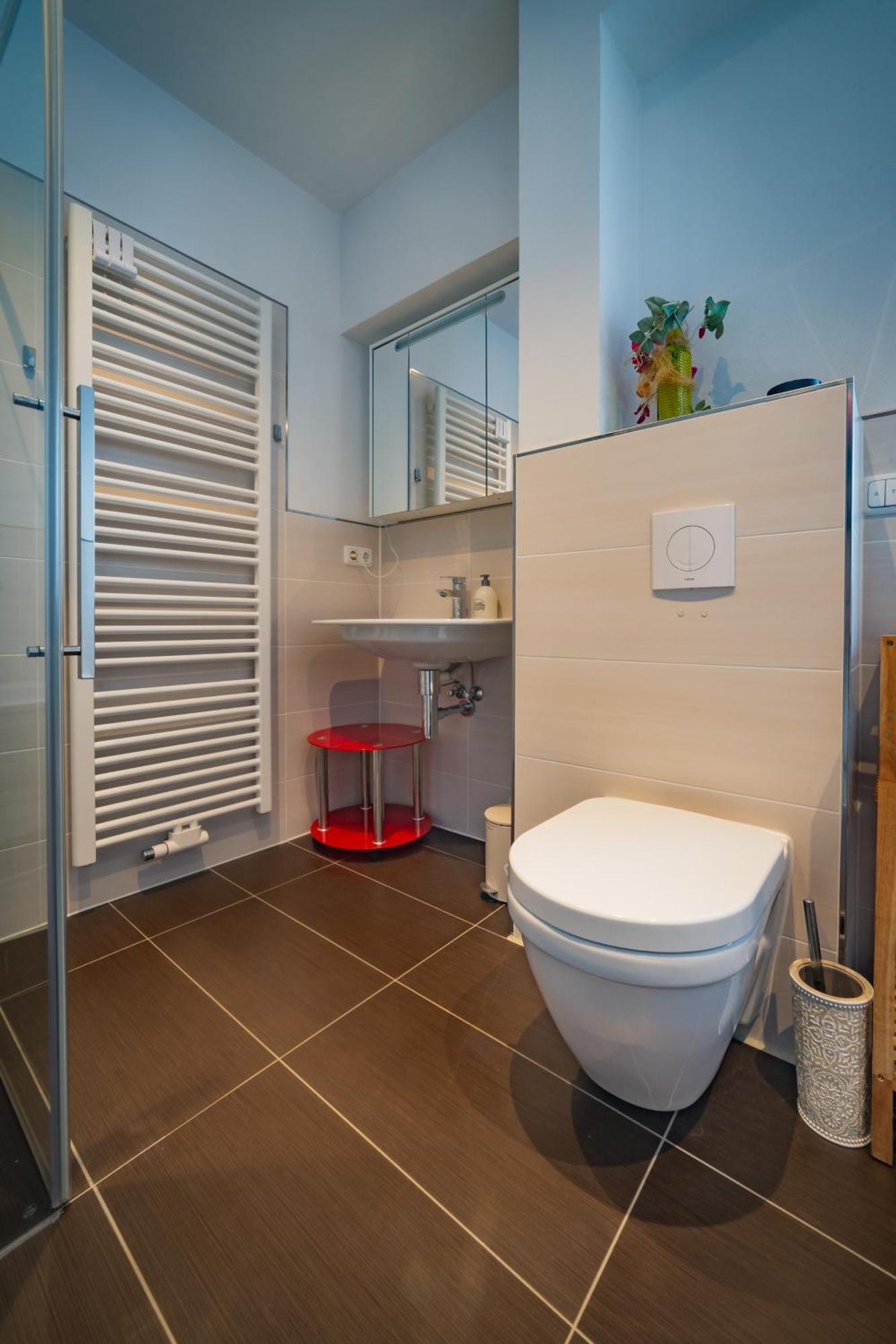 Appartement 90 Qm Wohnung, 3 Zimmer, Balkon & Grosse Kueche - In Seenaehe, Schnell In Der Stadt