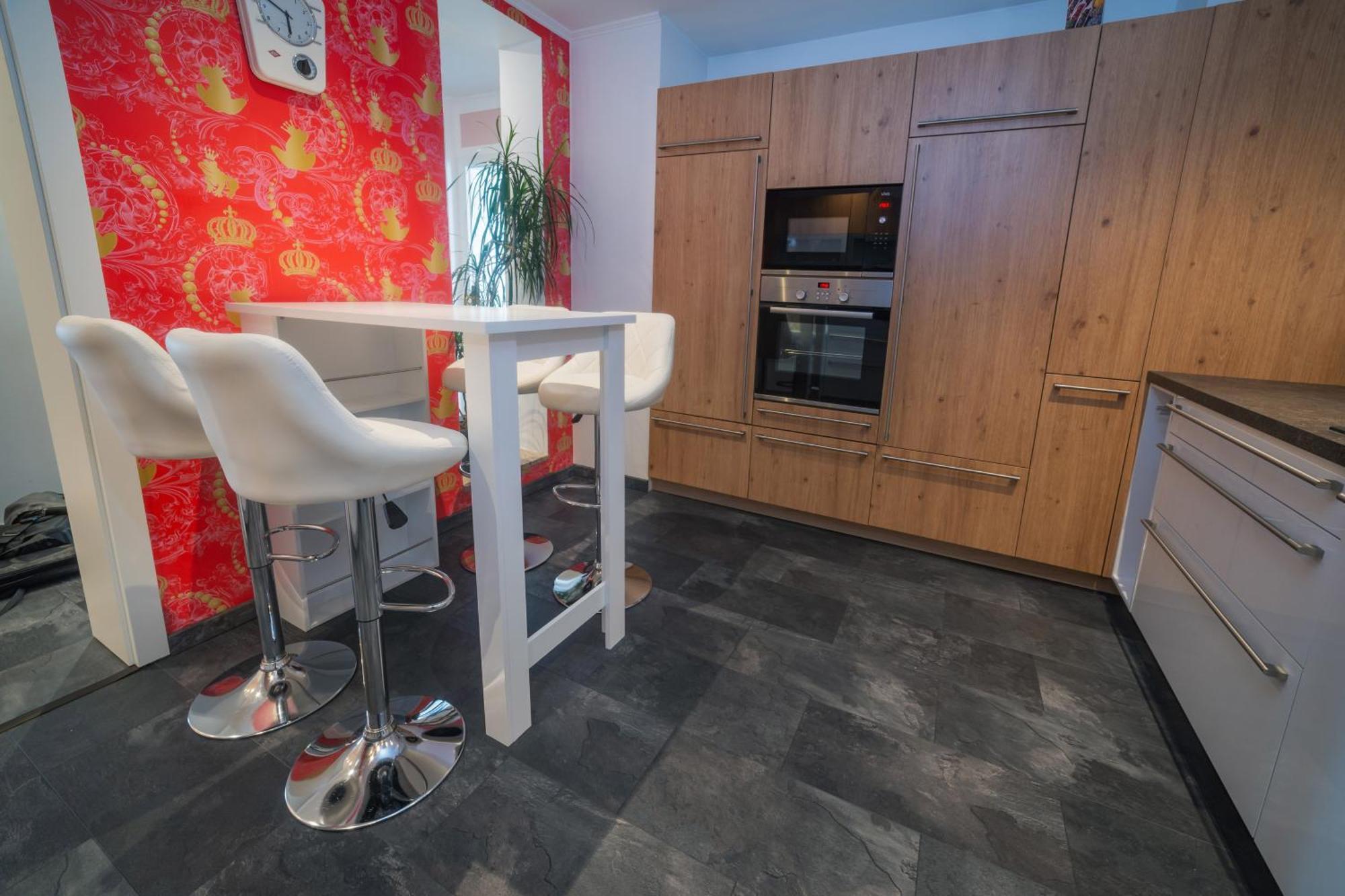 Appartement 90 Qm Wohnung, 3 Zimmer, Balkon & Grosse Kueche - In Seenaehe, Schnell In Der Stadt *