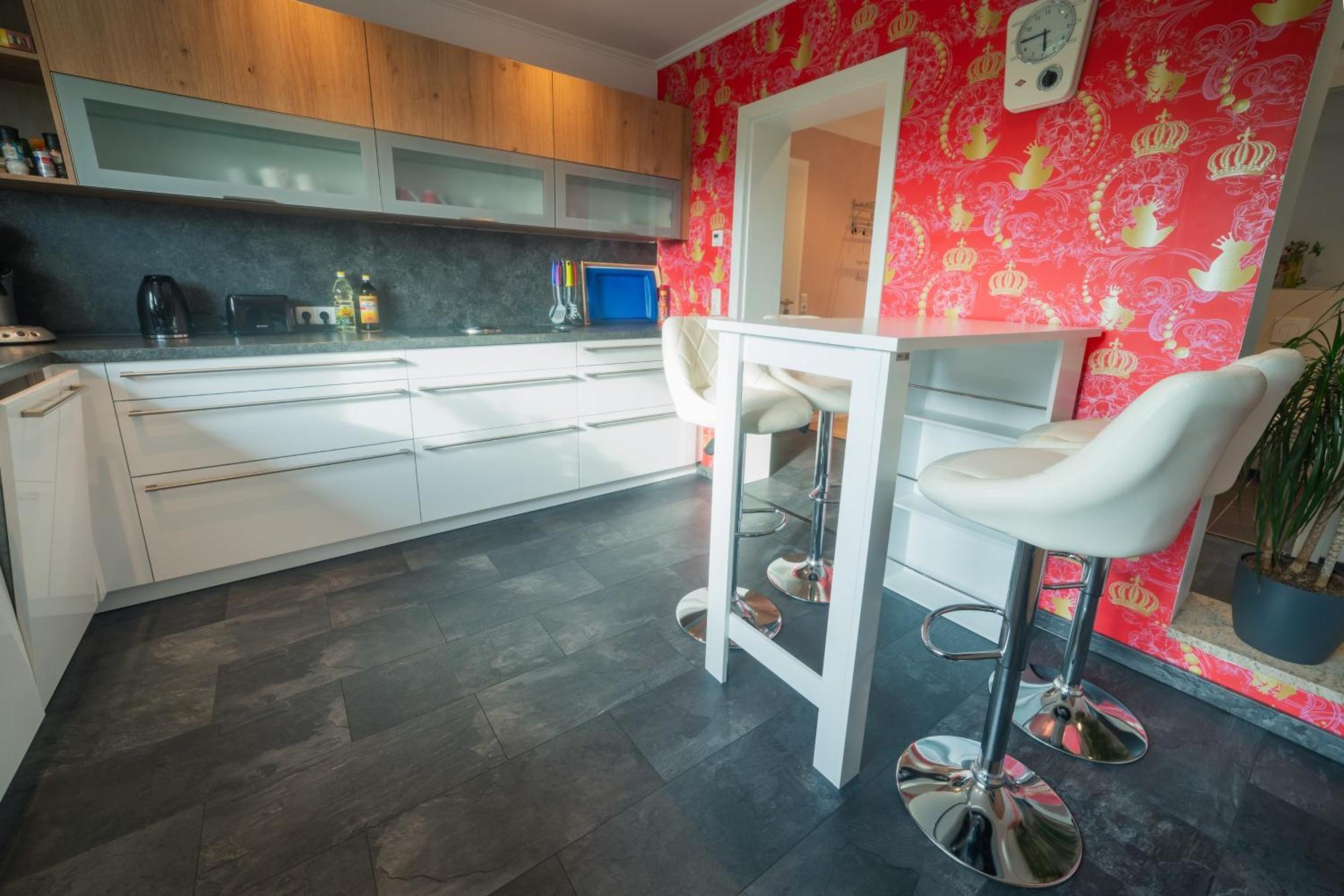 Appartement 90 Qm Wohnung, 3 Zimmer, Balkon & Grosse Kueche - In Seenaehe, Schnell In Der Stadt *