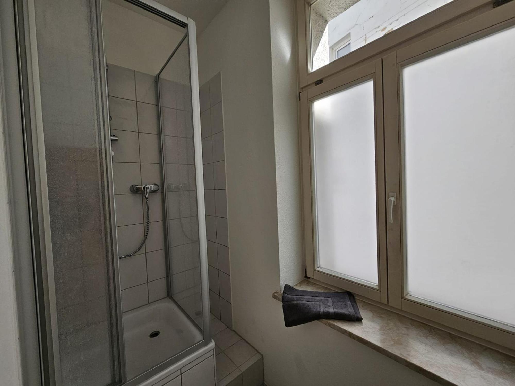 Sehr Grosse Mit 6 Schlafzimmern, Kueche, Bad Und Grossem Wohnzimmer Im Herzen Von Appartement