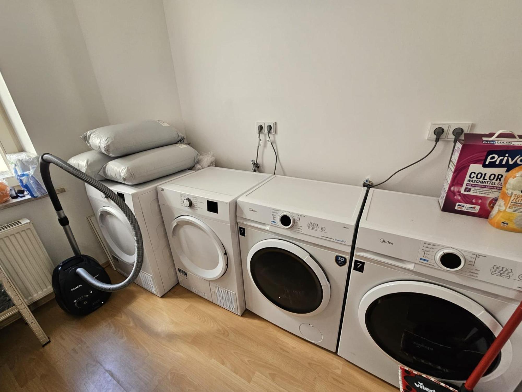 Sehr Grosse Mit 6 Schlafzimmern, Kueche, Bad Und Grossem Wohnzimmer Im Herzen Von Appartement Leipzig