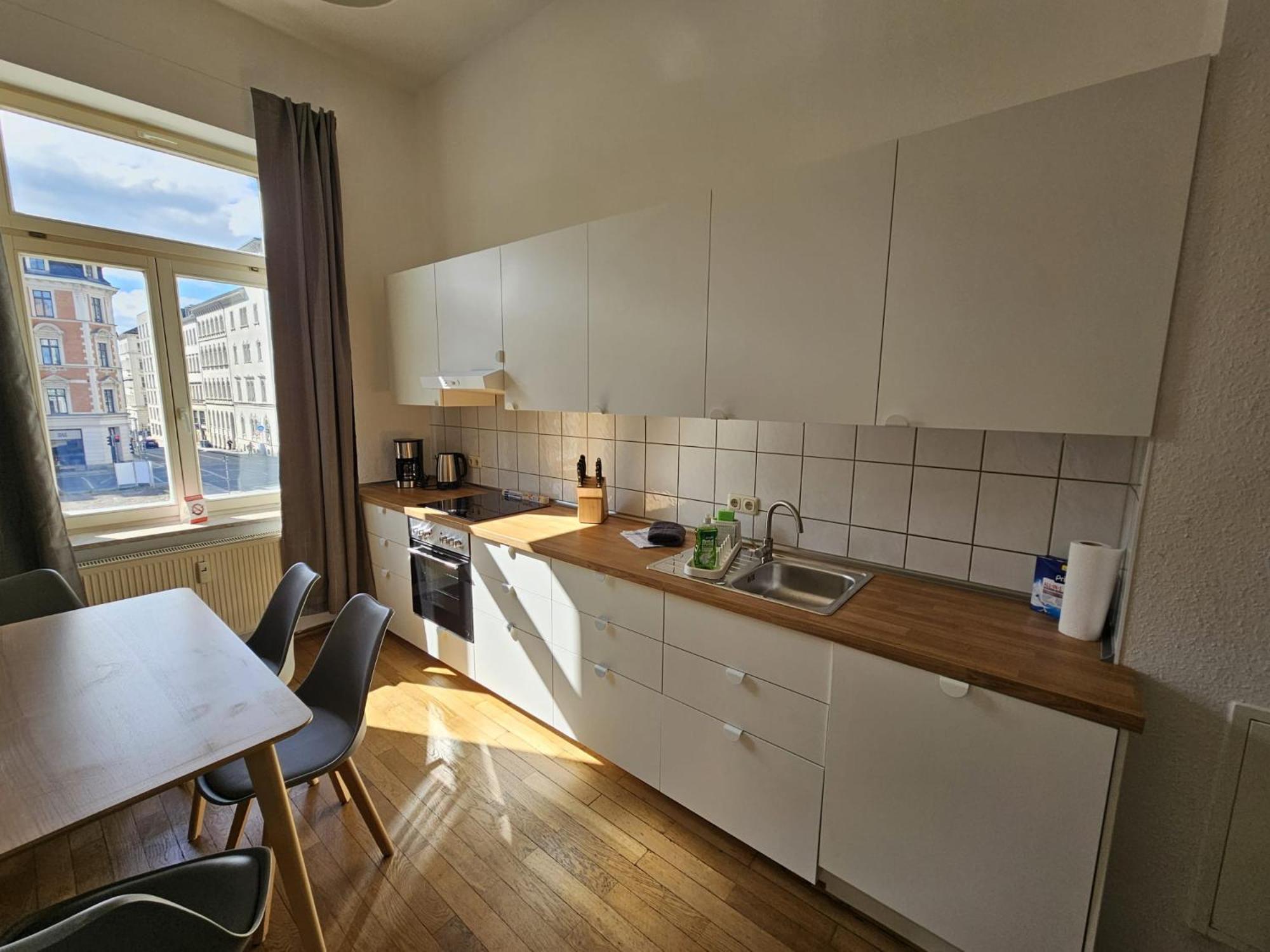 Appartement Sehr Grosse Mit 6 Schlafzimmern, Kueche, Bad Und Grossem Wohnzimmer Im Herzen Von *