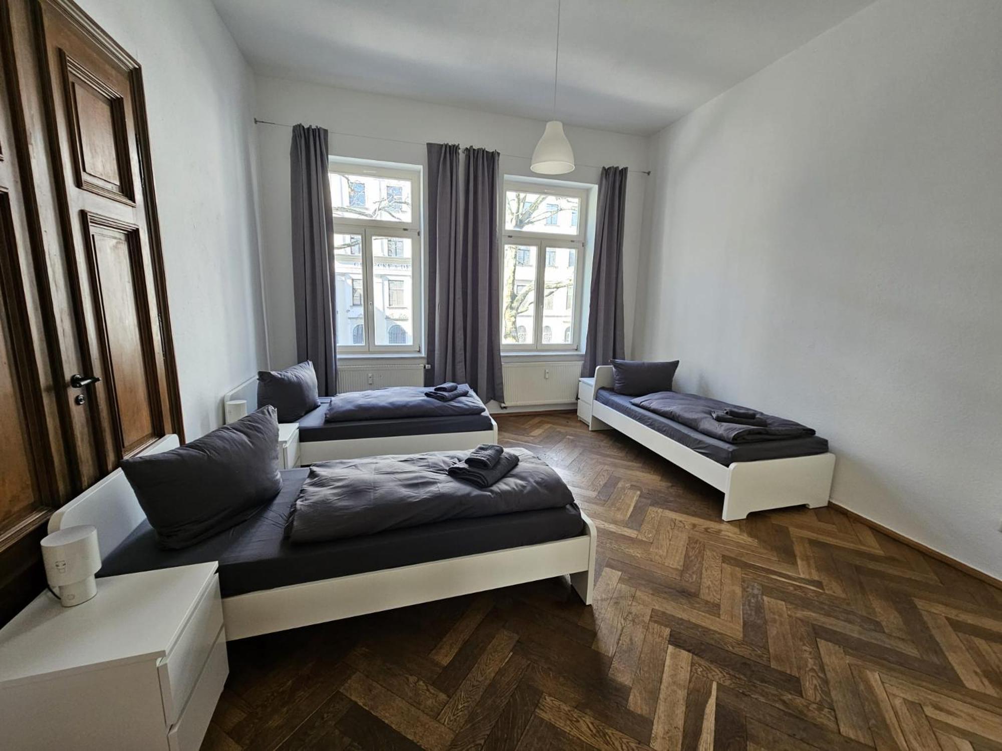 Sehr Grosse Mit 6 Schlafzimmern, Kueche, Bad Und Grossem Wohnzimmer Im Herzen Von *
