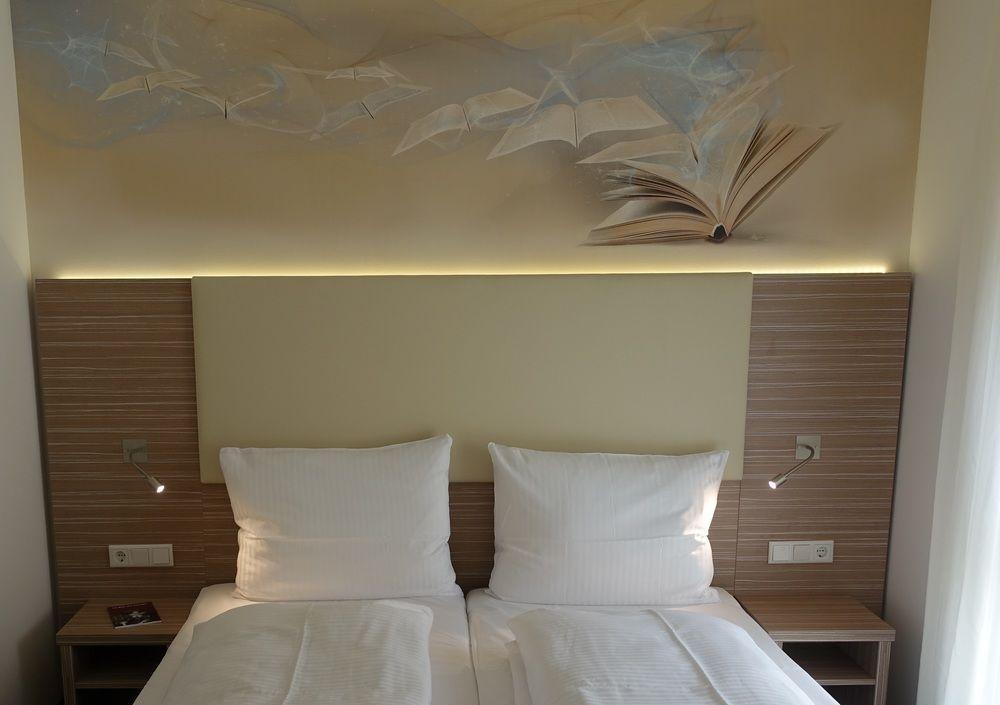 Hotel Book 3*