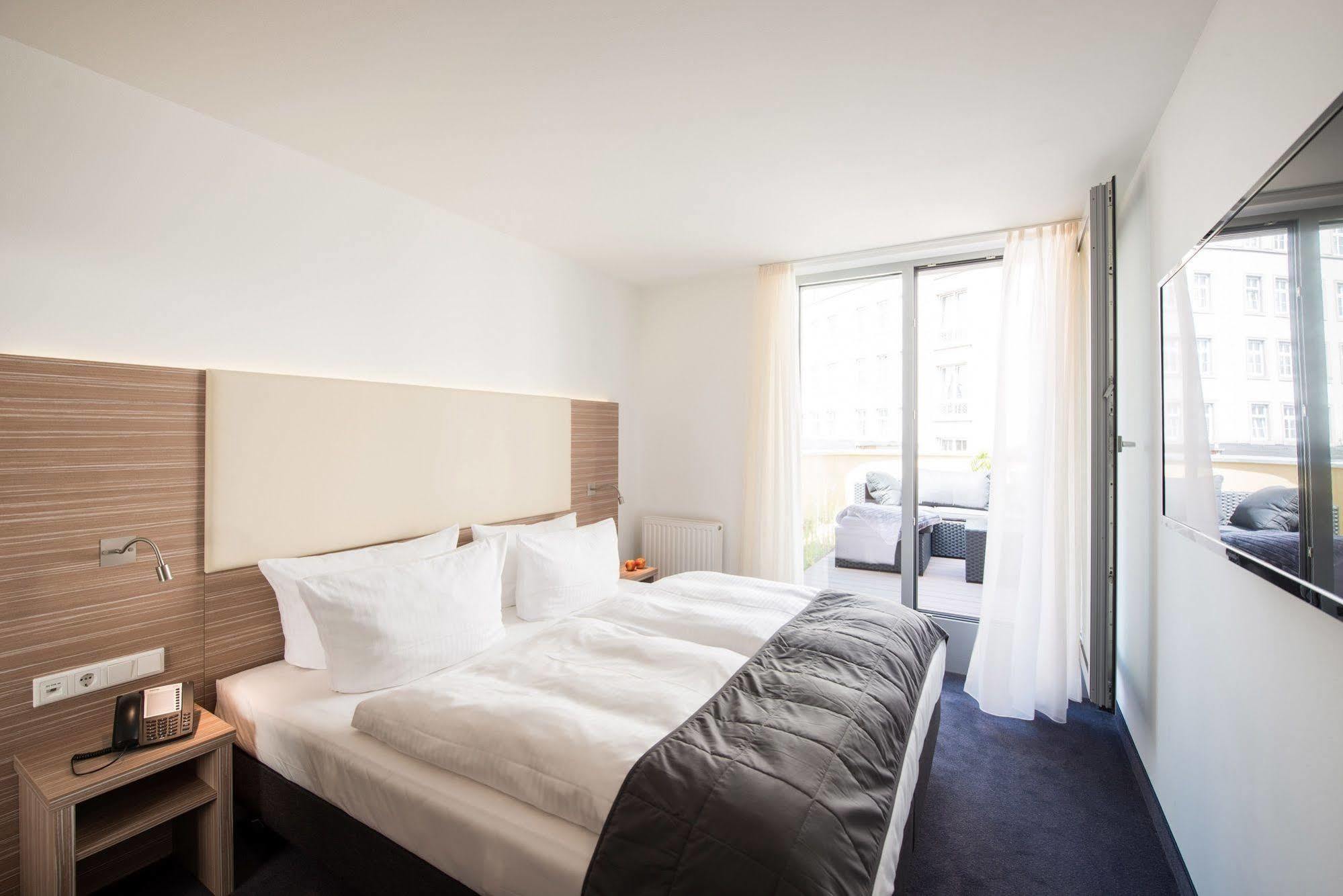 Hotel Book 3*