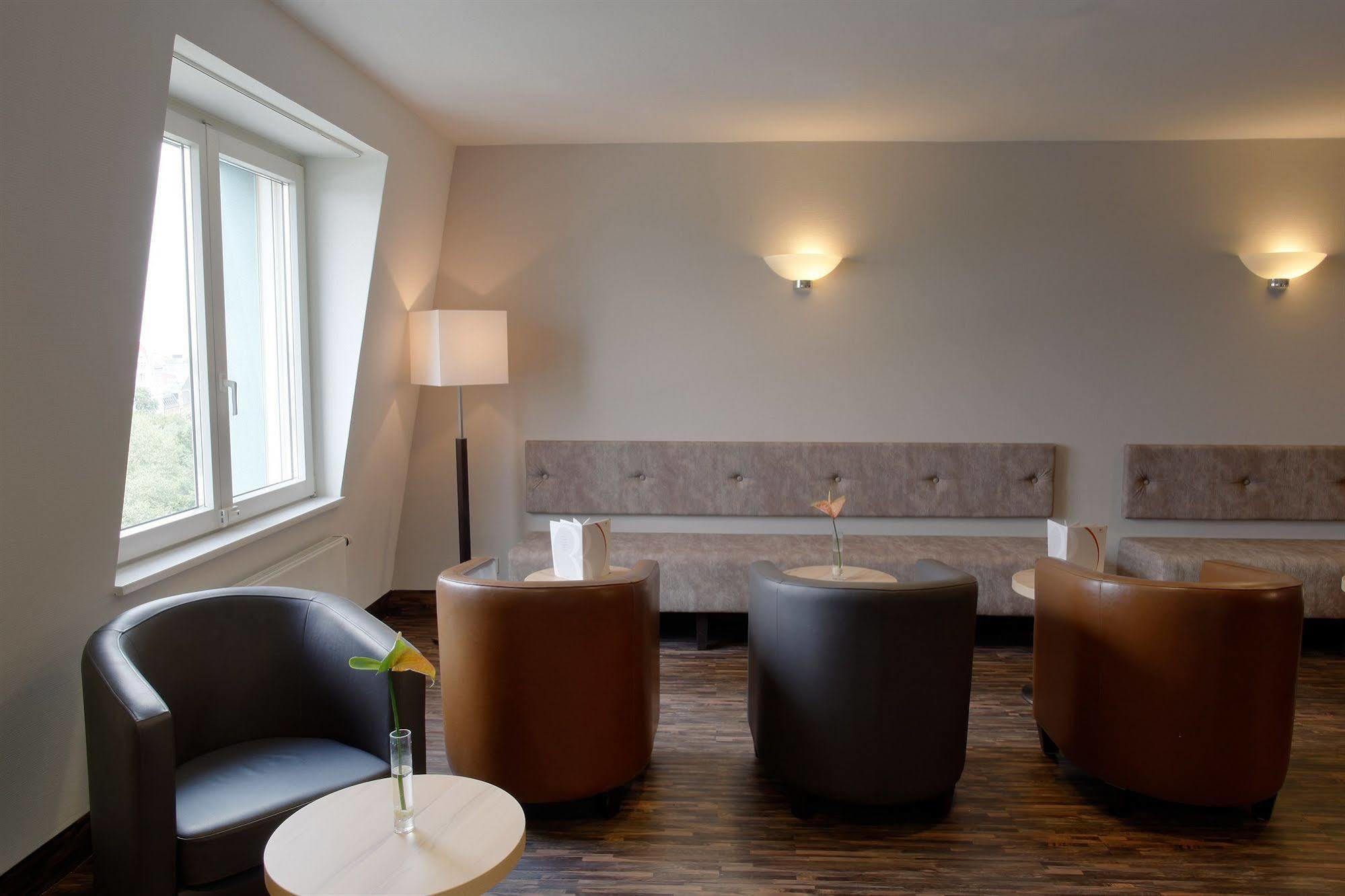 Hotel H+
