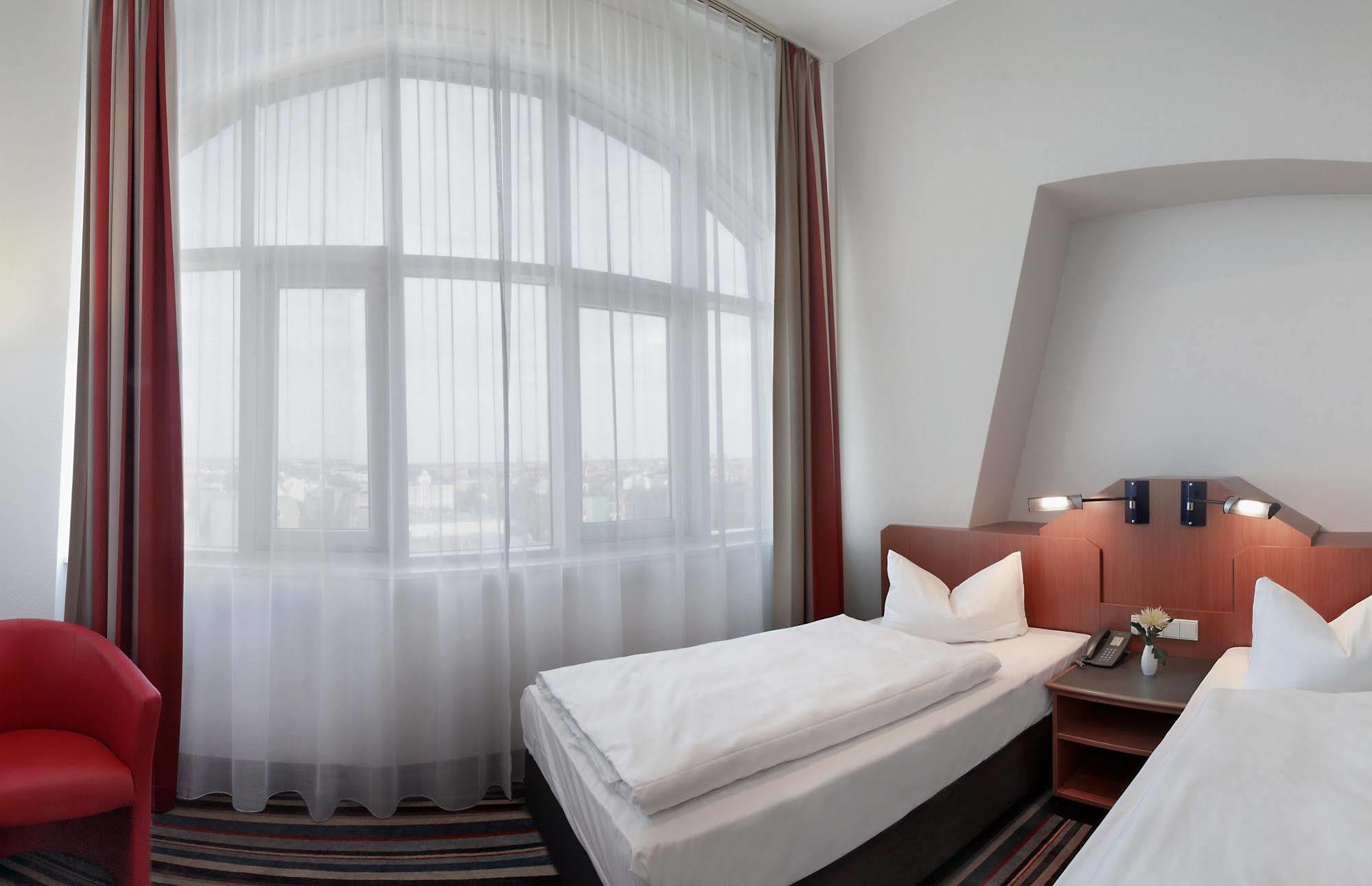 H+ Hotel 4*