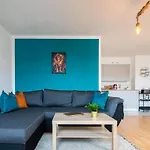 Blue Chili 99 - Grosszuegiges Loft Wlan Boxspringbett Bis 4 Pers