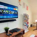 Familientraum-Kueche-Waschtrockner-Playstation-Netflix-Wifi