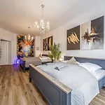 Grosse 3 Schlafzimmer Unterkunft Mit Kueche, Bad, Waschmaschine & Balkon Am Zoo
