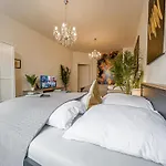 Grosse 3 Schlafzimmer Unterkunft Mit Kueche, Bad, Waschmaschine & Balkon Am Zoo