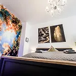 Grosse 3 Schlafzimmer Unterkunft Mit Kueche, Bad, Waschmaschine & Balkon Am Zoo