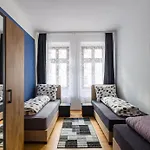 Mit Privatem Parkplatz 2-Zimmer-Fewo! Schoene Ausstattung, Perfekt Fuer Familien Und Gruppen, 5 Einzelne Betten, Frische Bettwaesche Und Handtuecher Inklusive De, Pl, Eng