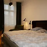 Zentrales Hochwertiges Gruenderzeit-Apartment Thomasius