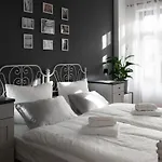 Deluxe Apartment With Balcony Near Stadium & City