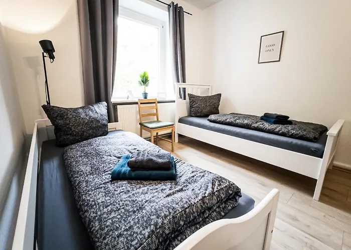 Ruhige 2 Schlafzimmer Wohnung: 5 Einzelbetten + Kueche, Modernes Bad, Tv, Waschmaschine