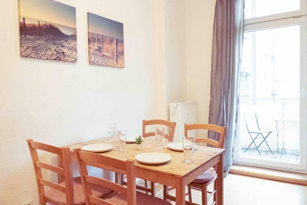 Altbauwohnung Direkt An Der Karli Mit Balkon - Netflix Inklusive Appartement *