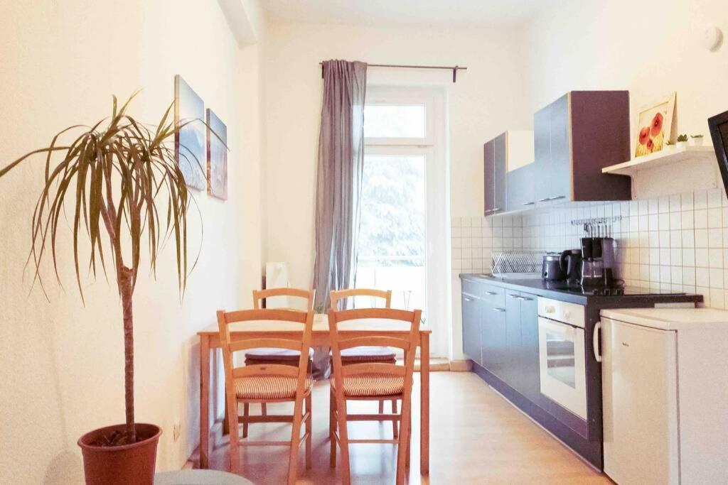 Altbauwohnung Direkt An Der Karli Mit Balkon - Netflix Inklusive *