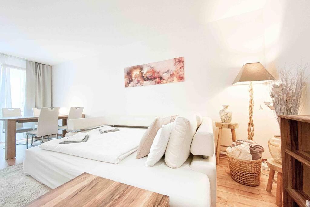 Luxury Cinema 2r Apt + Balcony / 65m² Appartement *