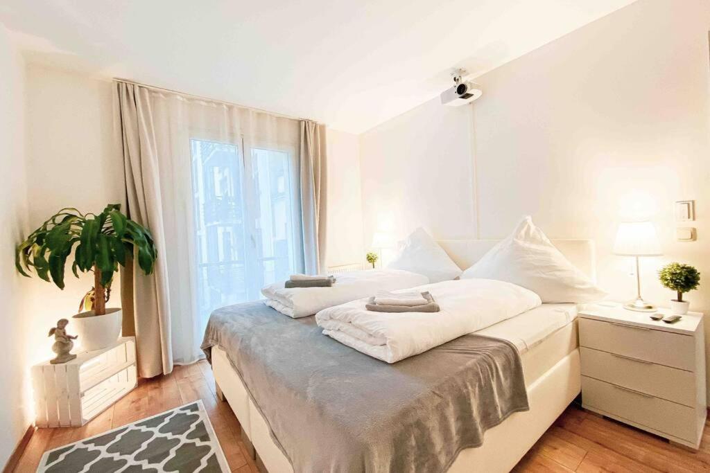 Luxury Cinema 2r Apt + Balcony / 65m² Appartement