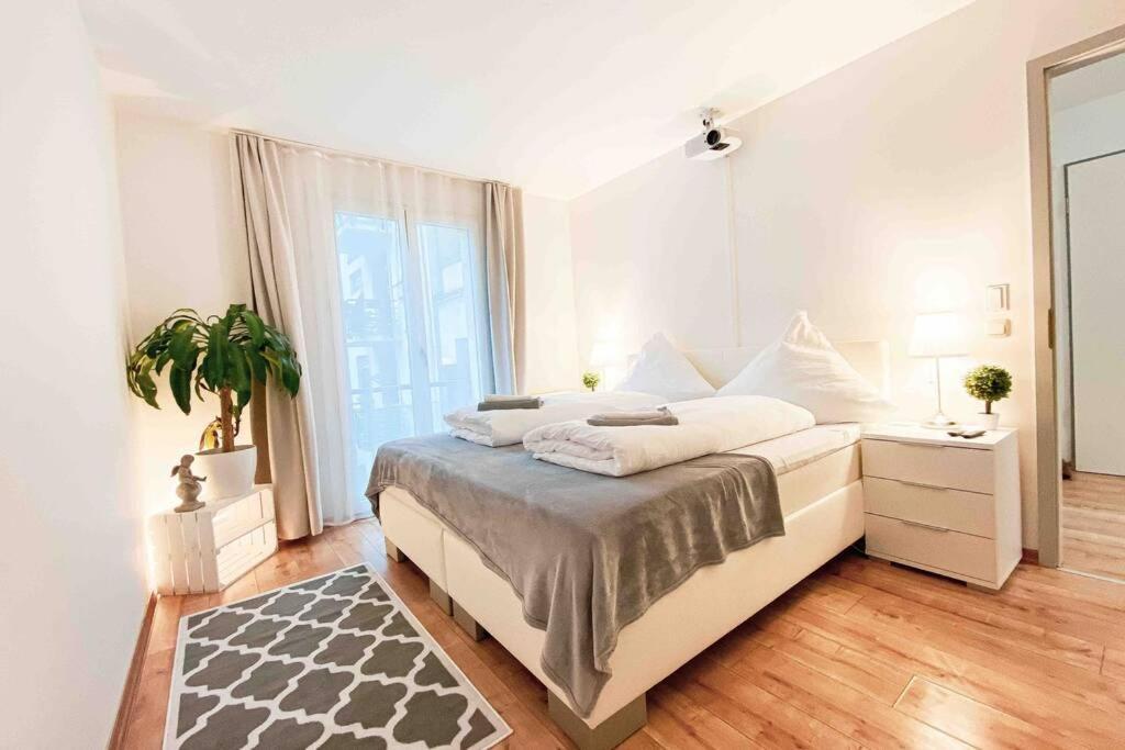 Luxury Cinema 2r Apt + Balcony / 65m² Appartement