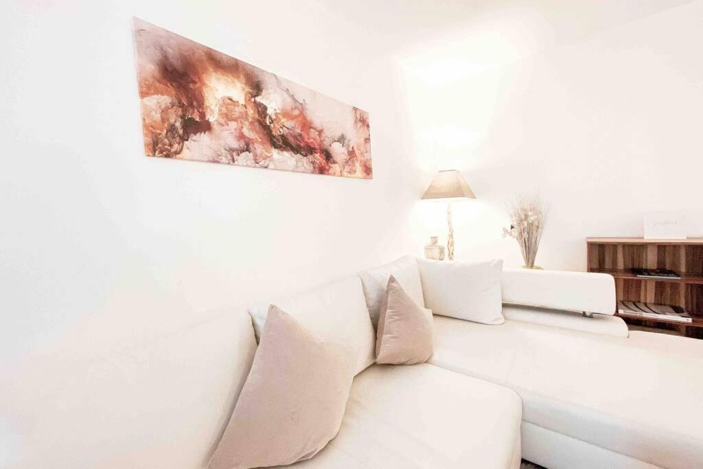 Luxury Cinema 2r Apt + Balcony / 65m² Appartement