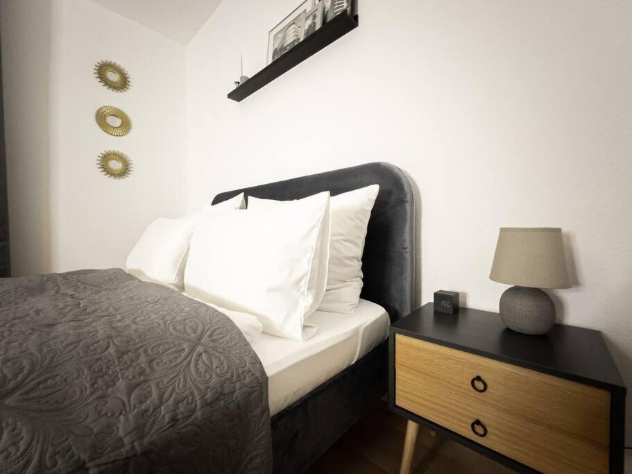 Purer Luxus Mit 2 Schlafzimmern, Balkon Und Privat-parkplatz *
