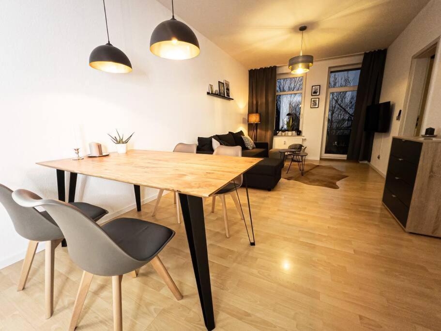 Purer Luxus Mit 2 Schlafzimmern, Balkon Und Privat-parkplatz *