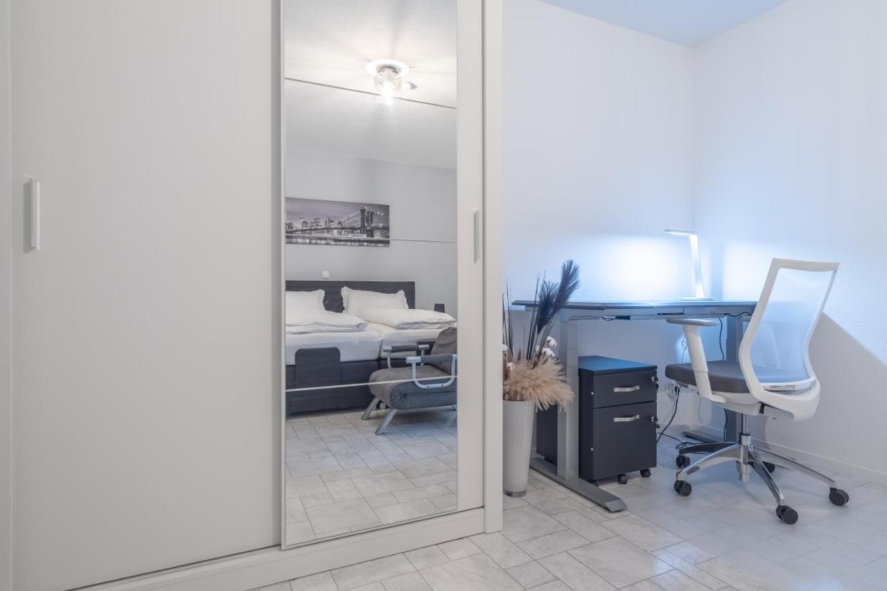 Arbeitsplatz, Balkon, Tiefgarage Naehe Neue Messe Appartement *