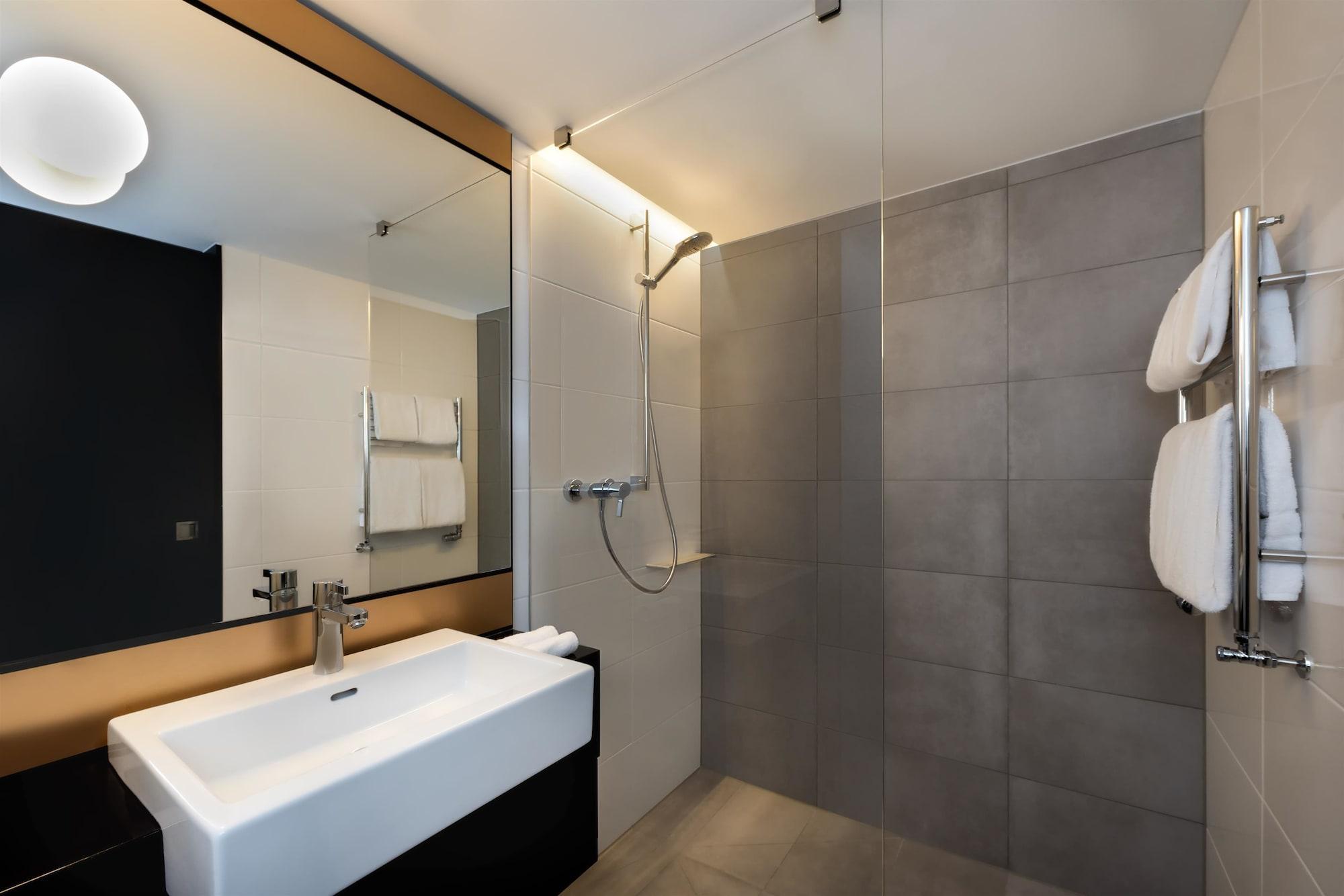 Adina Hotel 4*