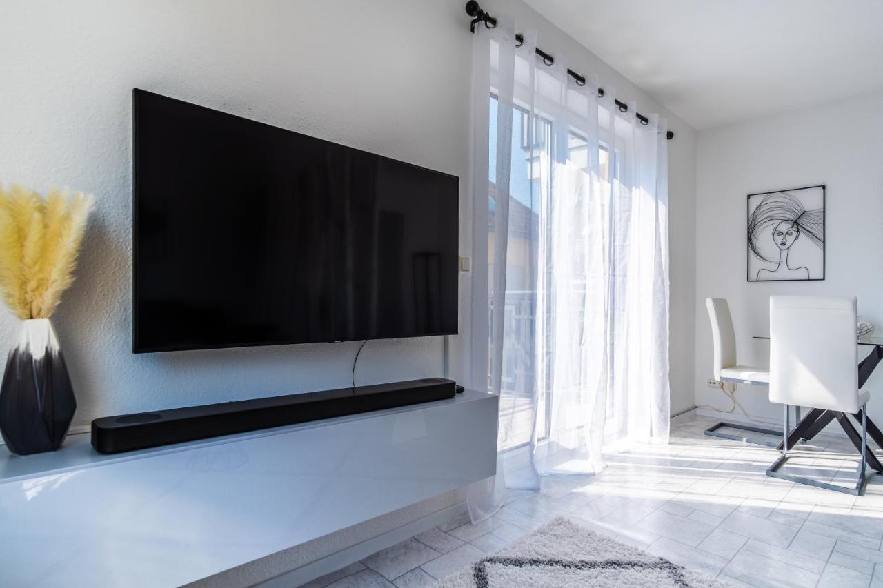 Arbeitsplatz, Balkon, Tiefgarage Naehe Neue Messe Appartement *