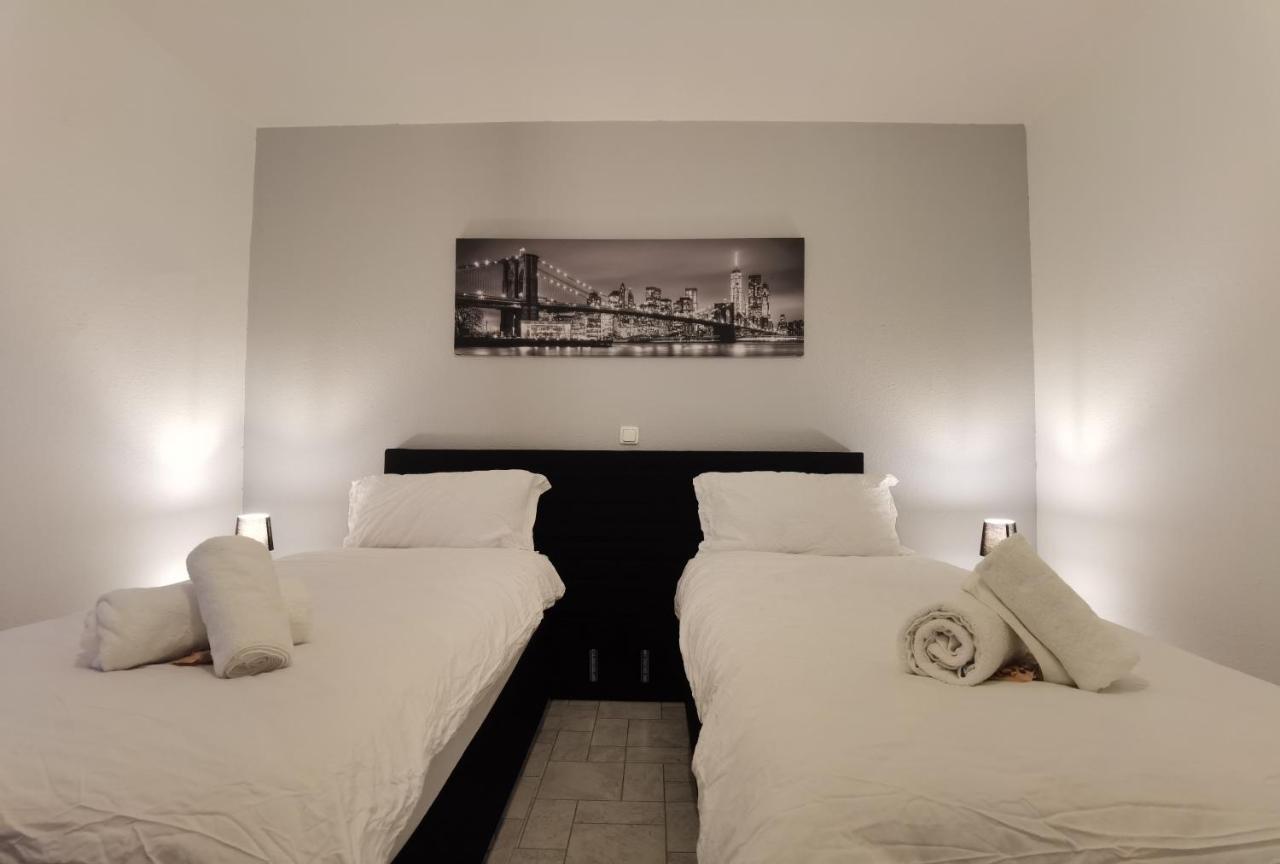 Arbeitsplatz, Balkon, Tiefgarage Naehe Neue Messe Appartement *