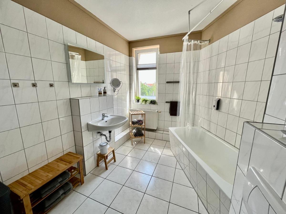 Purer Luxus Mit 2 Schlafzimmern, Balkon Und Privat-parkplatz