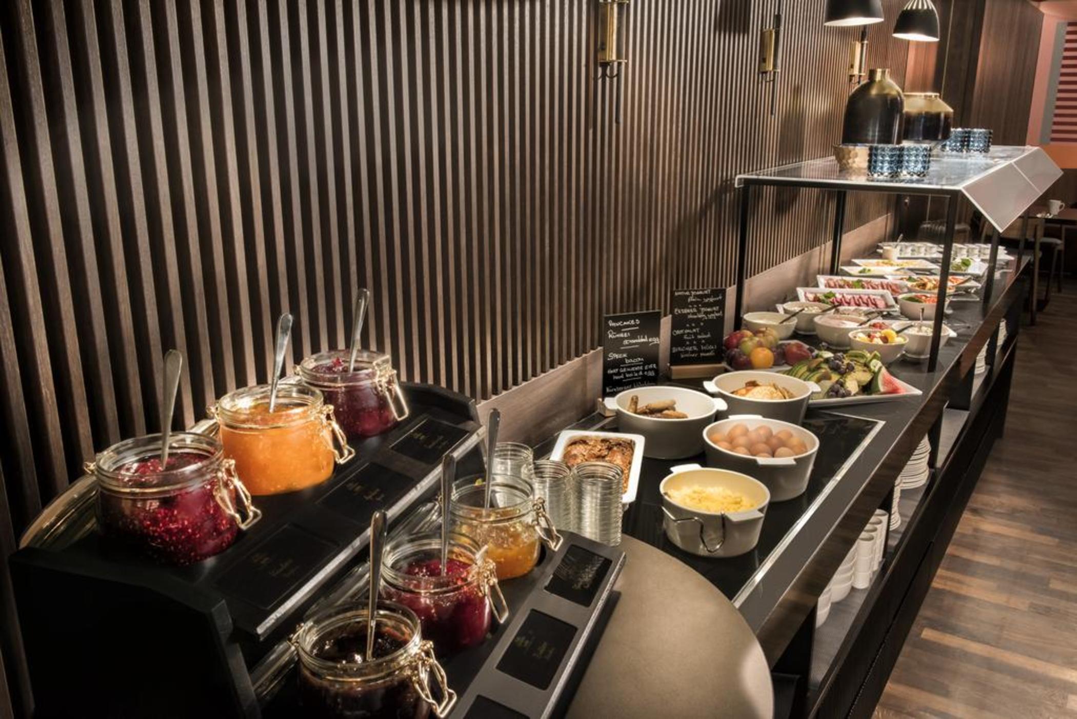 Hotel Adina