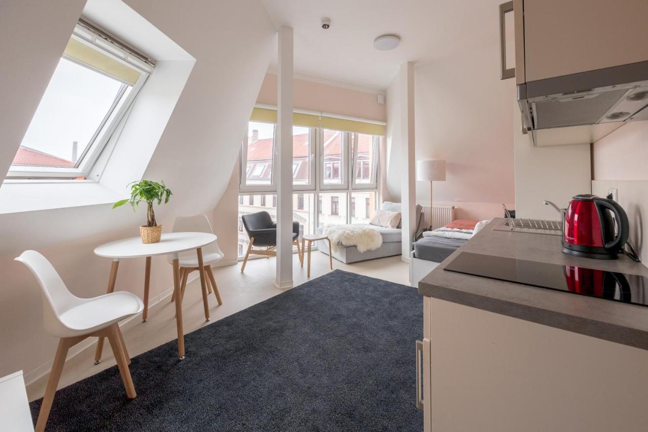 Fullhouse - - S1 - Elevator Appartement