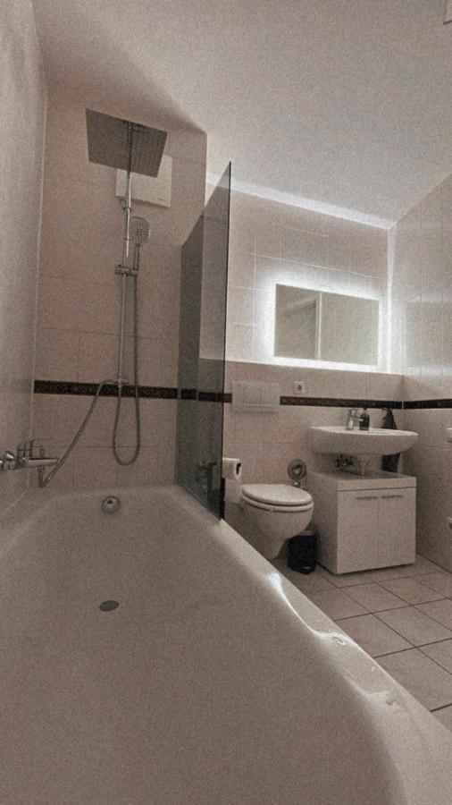 Schoene, Neu Sanierte Unterkunft In Belebter Region Appartement