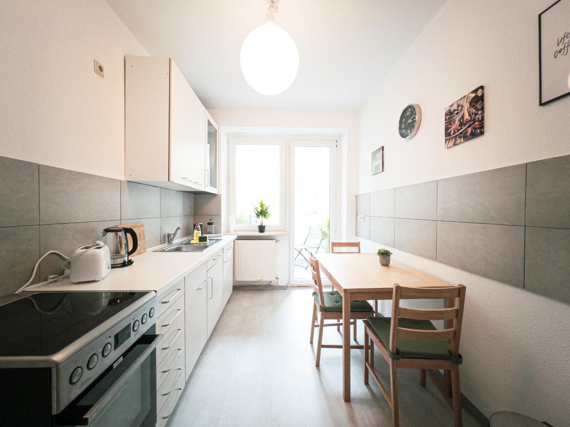 Ruhige 2 Schlafzimmer Wohnung: 5 Einzelbetten + Kueche, Modernes Bad, Tv, Waschmaschine Apartment