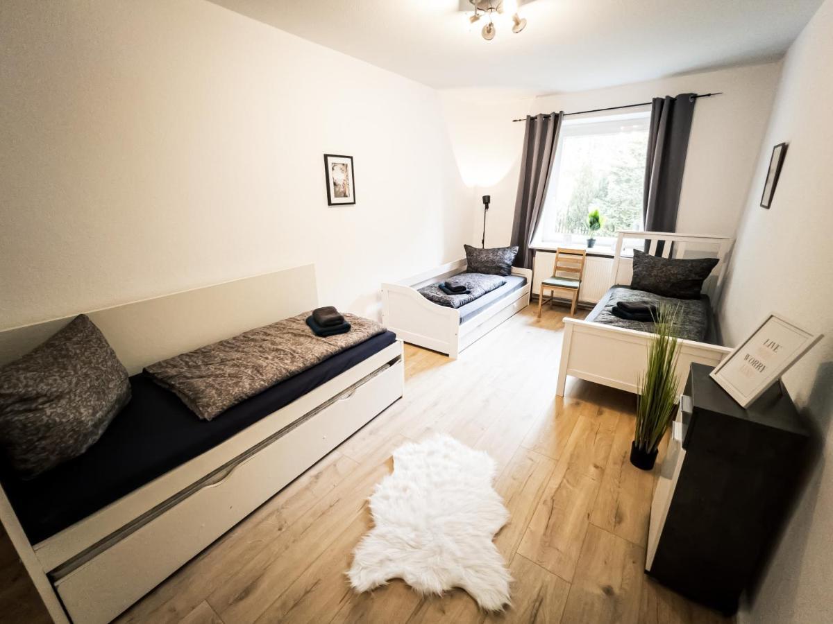 Ruhige 2 Schlafzimmer Wohnung: 5 Einzelbetten + Kueche, Modernes Bad, Tv, Waschmaschine Apartment