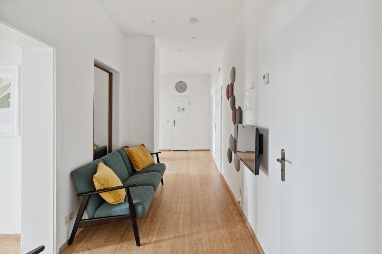 Fuer 13 Gaeste, 5 Schlafzimmer, 2 Baeder, 2 Loggia's, Zentrum Ost Appartement